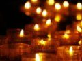 Muchas velas encendidas y una apagada